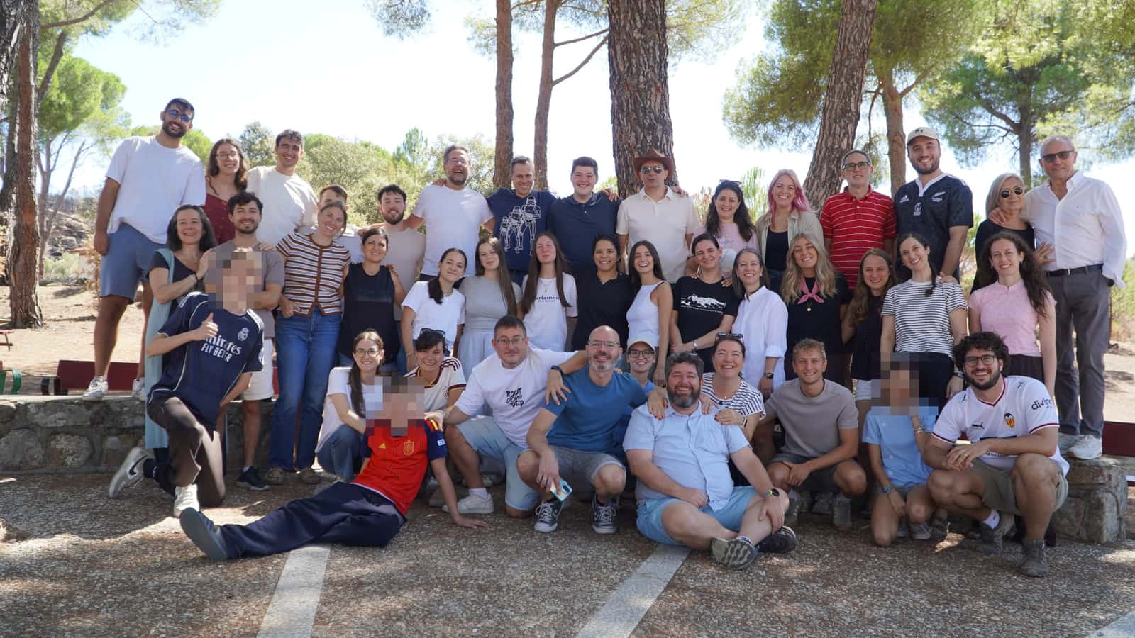 Foto de grupo de la comunidad Ekklesia al aire libre, entre pinos
