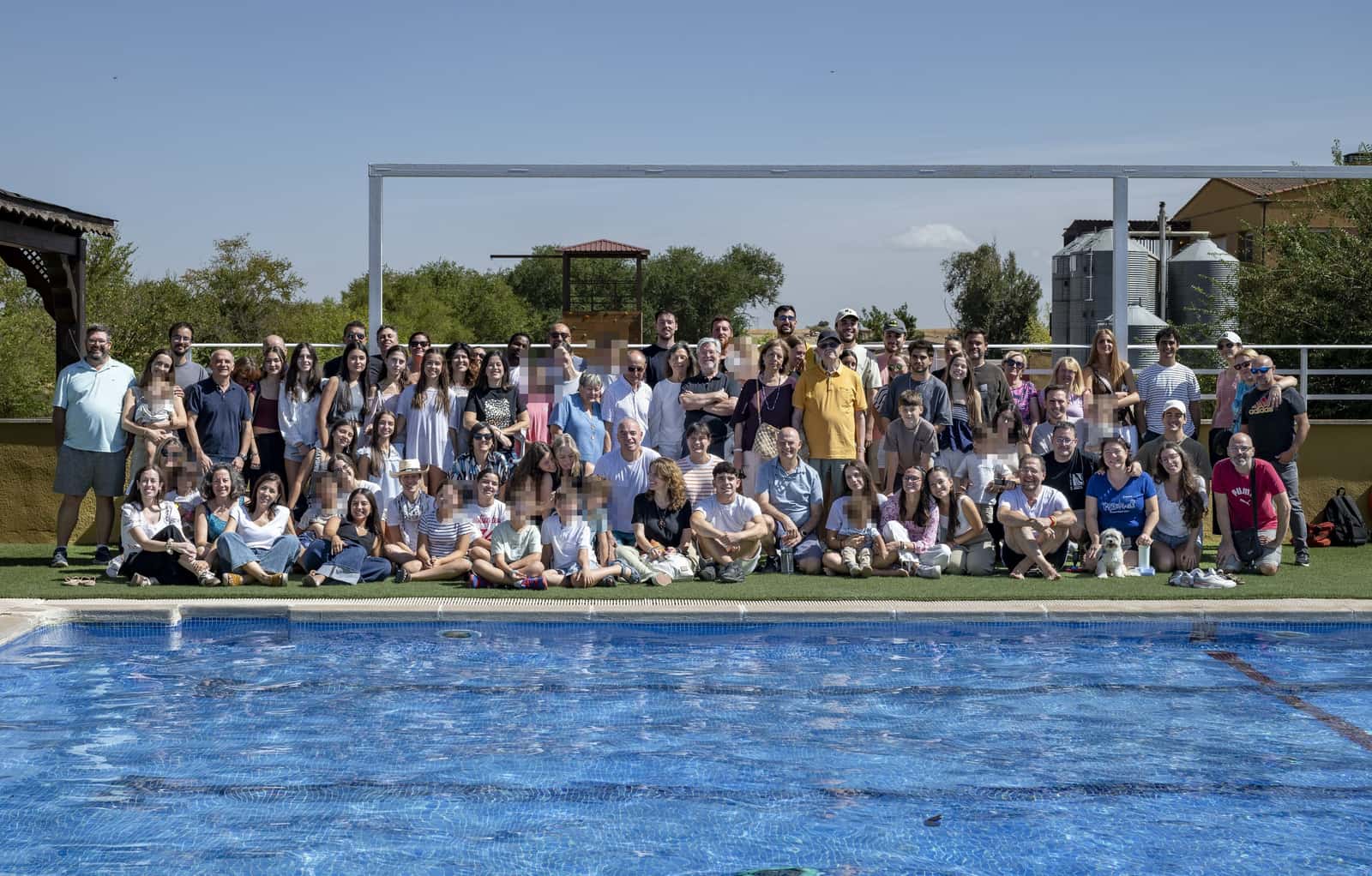 La comunidad de Ekklesia posa junta junto a una piscina durante un retiro
