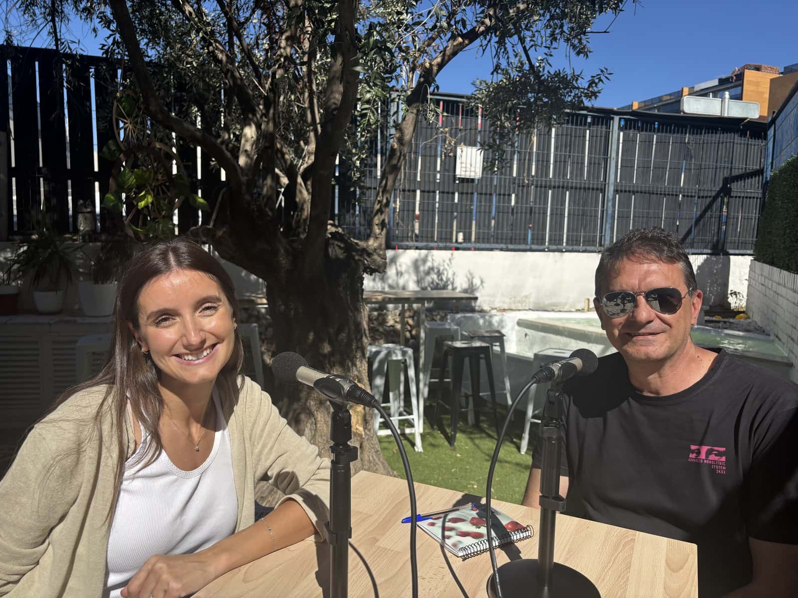 Dos personas graban un episodio del podcast en una terraza