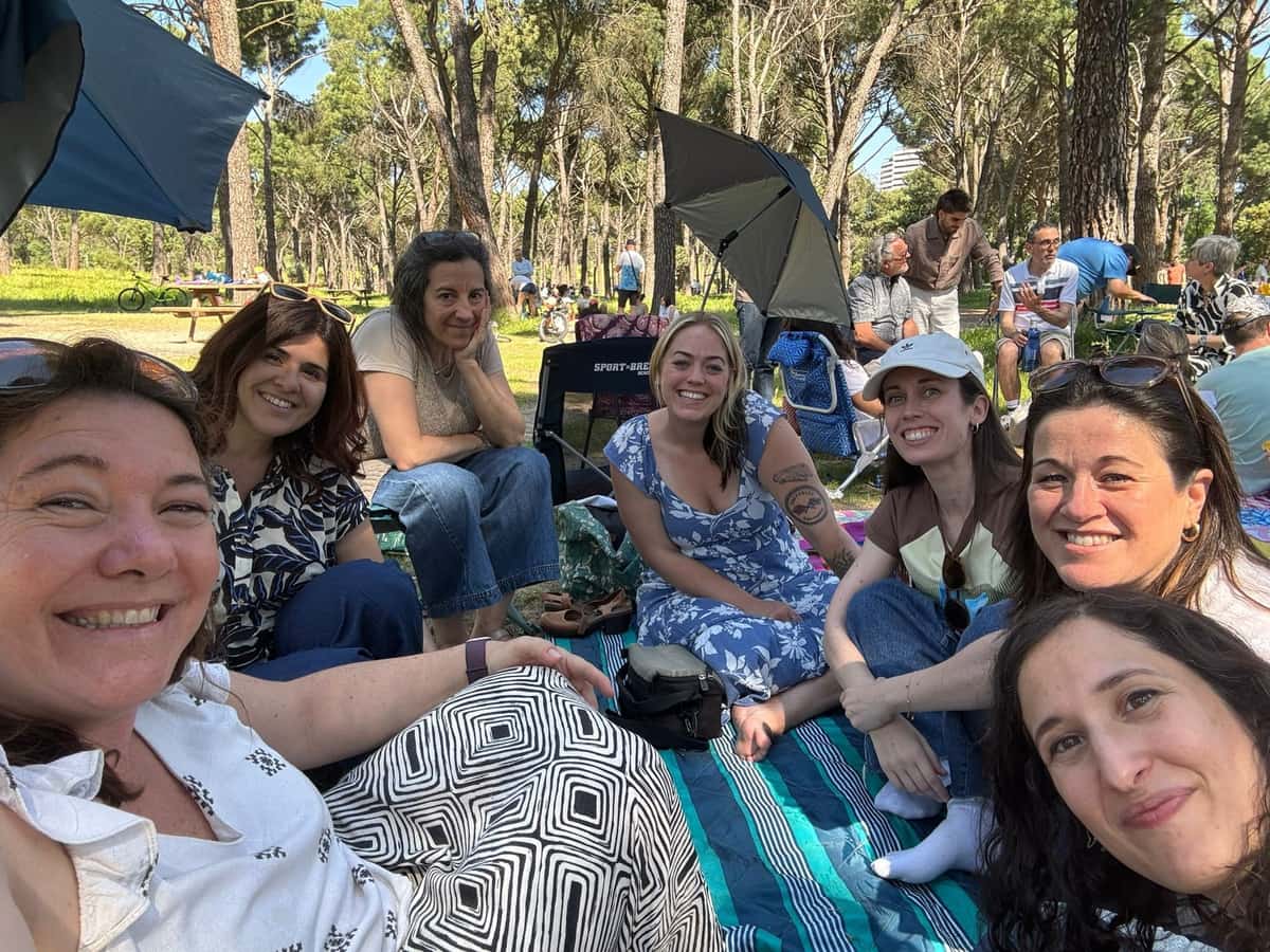 Un grupo de amigas sonríe durante un picnic en el parque