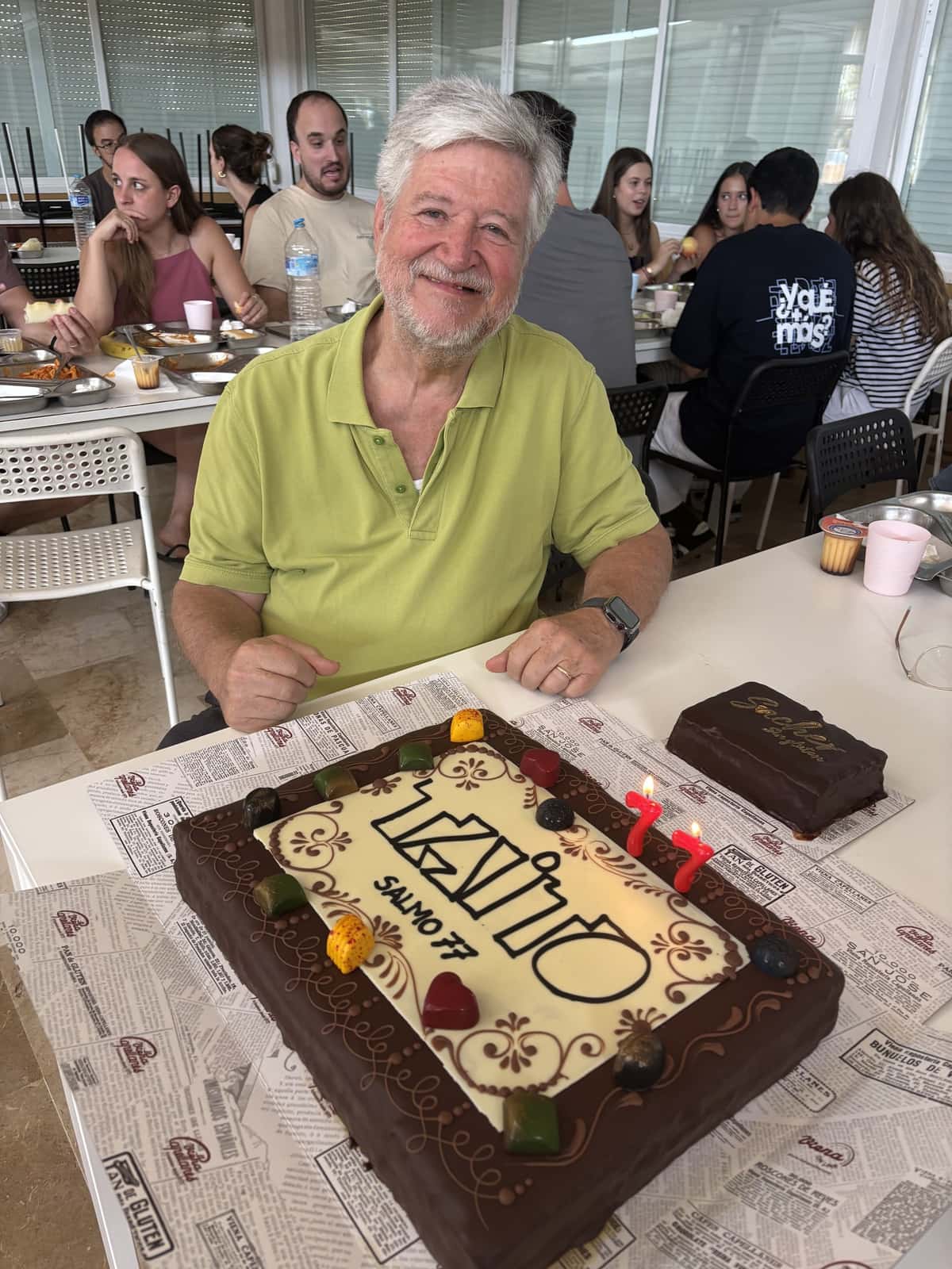 Celebración de un cumpleaños con tarta durante una comida